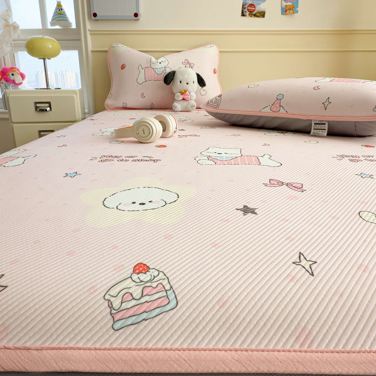 91家纺网 家纺一手货源 找家纺 孩子王家纺 2026春夏新款豆豆席卡通凉感值过0.21可机洗夏天学生宿舍单人空调软席凉席席子 心心蜜狗 床笠款