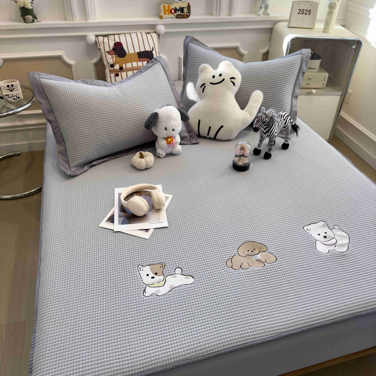 91家纺网 家纺一手货源 找家纺 孩子王家纺 2026春夏新款乙纶冰豆豆凉席凉感值过0.21冰丝席-华夫格绣花空调软席凉席席子 躺躺岛-灰 床笠款