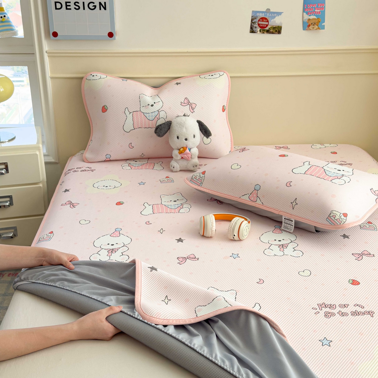 91家纺网 家纺一手货源 找家纺 孩子王家纺 2026春夏新款豆豆席卡通凉感值过0.21可机洗夏天学生宿舍单人空调软席凉席席子 心心蜜狗 床笠款