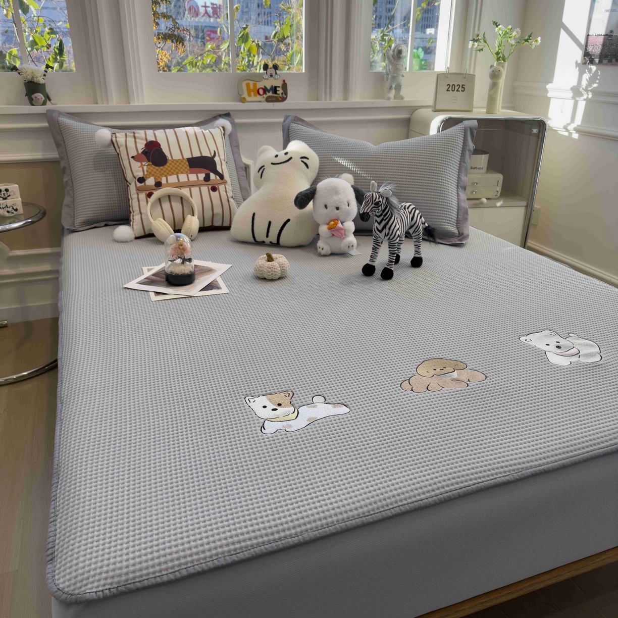 91家纺网 家纺一手货源 找家纺 孩子王家纺 2026春夏新款乙纶冰豆豆凉席凉感值过0.21冰丝席-华夫格绣花空调软席凉席席子 躺躺岛-灰 床笠款