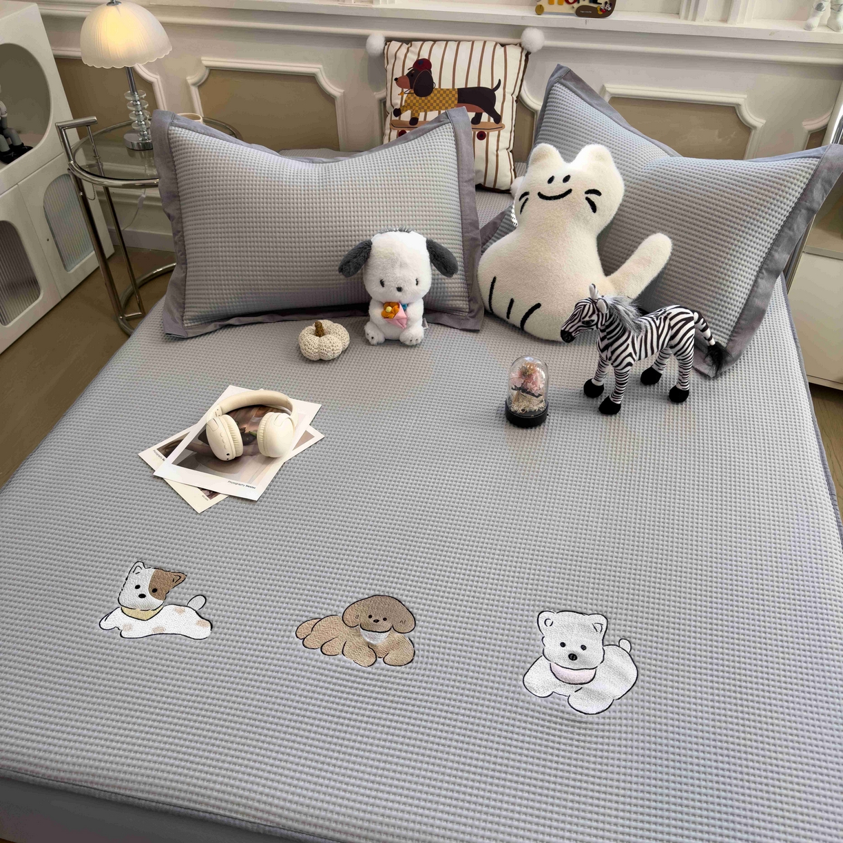 91家纺网 家纺一手货源 找家纺 孩子王家纺 2026春夏新款乙纶冰豆豆凉席凉感值过0.21冰丝席-华夫格绣花空调软席凉席席子 躺躺岛-灰 床笠款