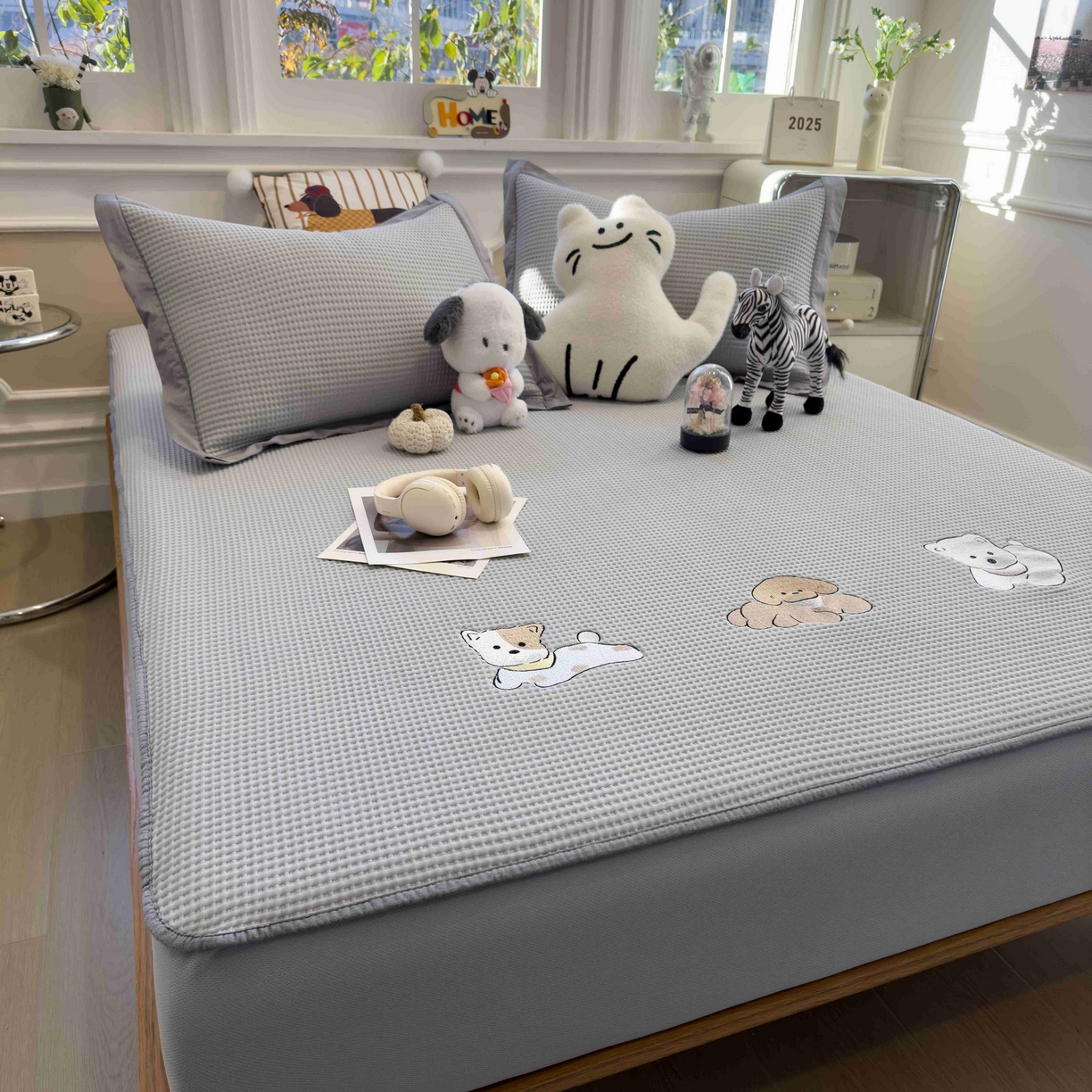 91家纺网 家纺一手货源 找家纺 孩子王家纺 2026春夏新款乙纶冰豆豆凉席凉感值过0.21冰丝席-华夫格绣花空调软席凉席席子 躺躺岛-灰 床笠款