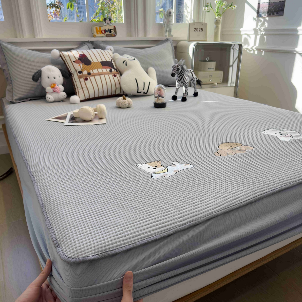 91家纺网 家纺一手货源 找家纺 孩子王家纺 2026春夏新款乙纶冰豆豆凉席凉感值过0.21冰丝席-华夫格绣花空调软席凉席席子 躺躺岛-灰 床笠款