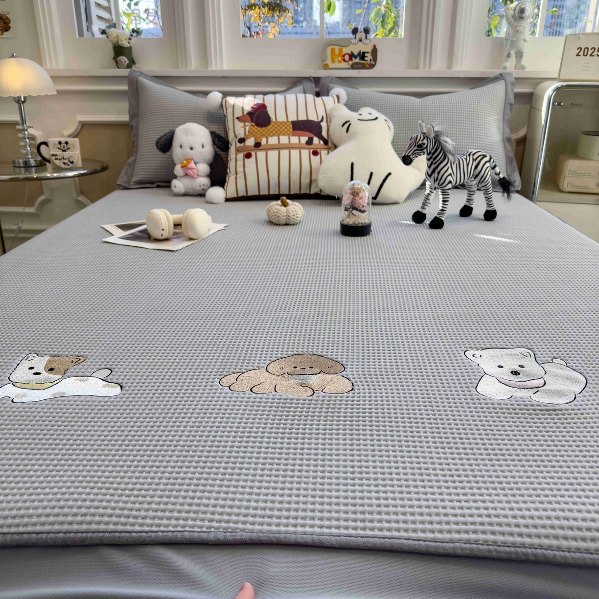 91家纺网 家纺一手货源 找家纺 孩子王家纺 2026春夏新款乙纶冰豆豆凉席凉感值过0.21冰丝席-华夫格绣花空调软席凉席席子 躺躺岛-灰 床笠款