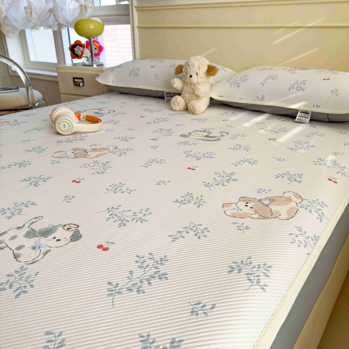 91家纺网 家纺一手货源 找家纺 孩子王家纺 2026春夏新款豆豆席卡通凉感值过0.21可机洗夏天学生宿舍单人空调软席凉席席子 樱桃泡泡狗 床笠款