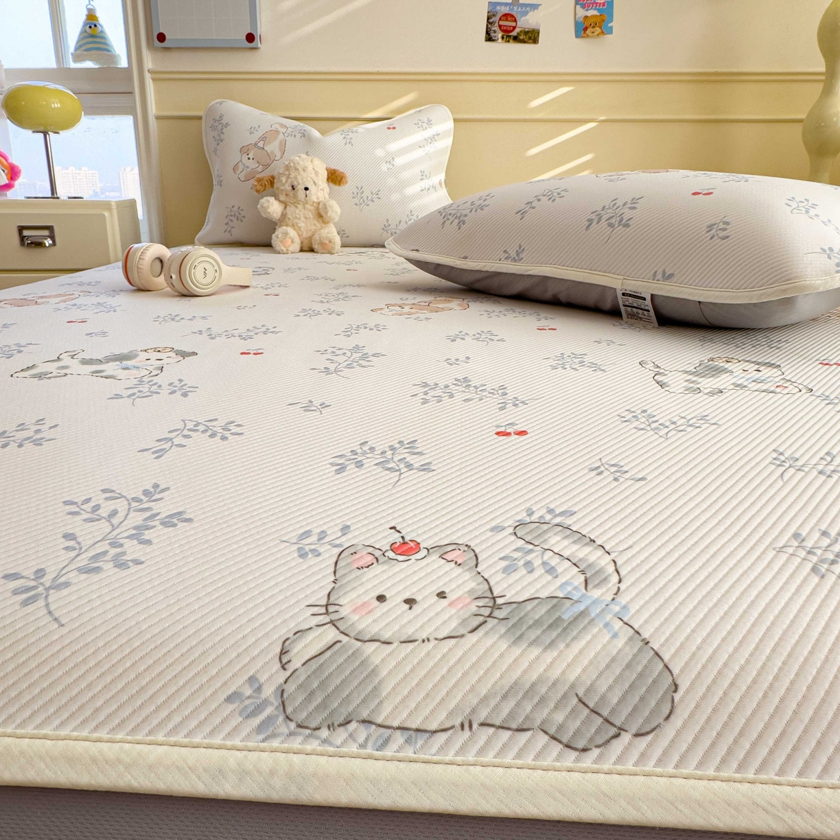 91家纺网 家纺一手货源 找家纺 孩子王家纺 2026春夏新款豆豆席卡通凉感值过0.21可机洗夏天学生宿舍单人空调软席凉席席子 樱桃泡泡狗 床笠款