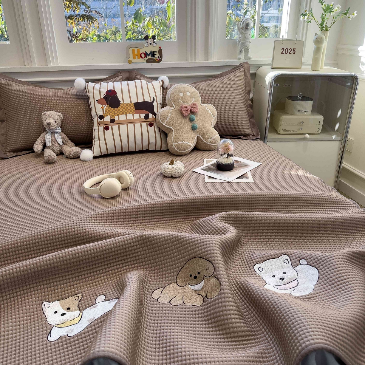 91家纺网 家纺一手货源 找家纺 孩子王家纺 2026春夏新款乙纶冰豆豆凉席凉感值过0.21冰丝席-华夫格绣花空调软席凉席席子 躺躺岛-咖 床笠款