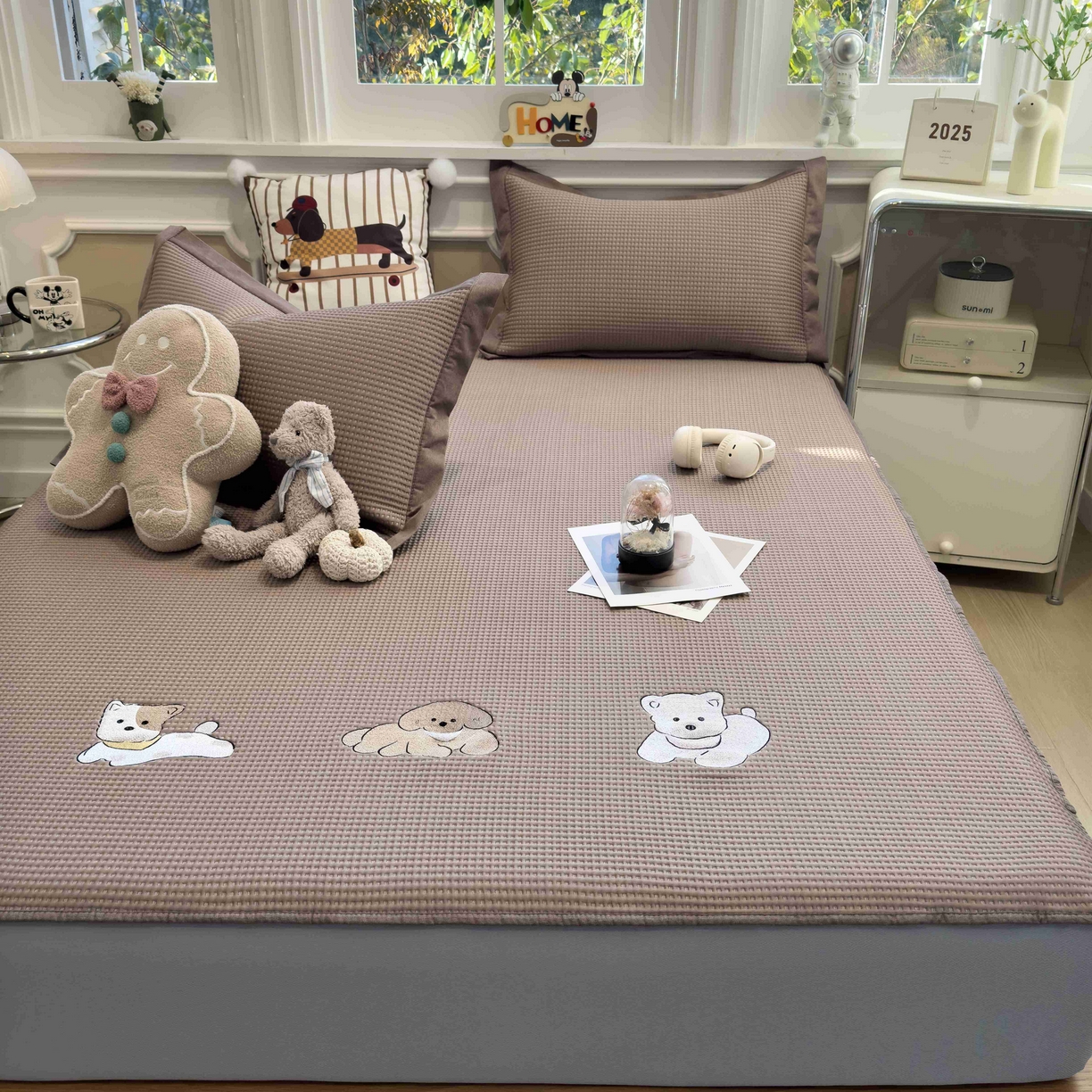 91家纺网 家纺一手货源 找家纺 孩子王家纺 2026春夏新款乙纶冰豆豆凉席凉感值过0.21冰丝席-华夫格绣花空调软席凉席席子 躺躺岛-咖 床笠款