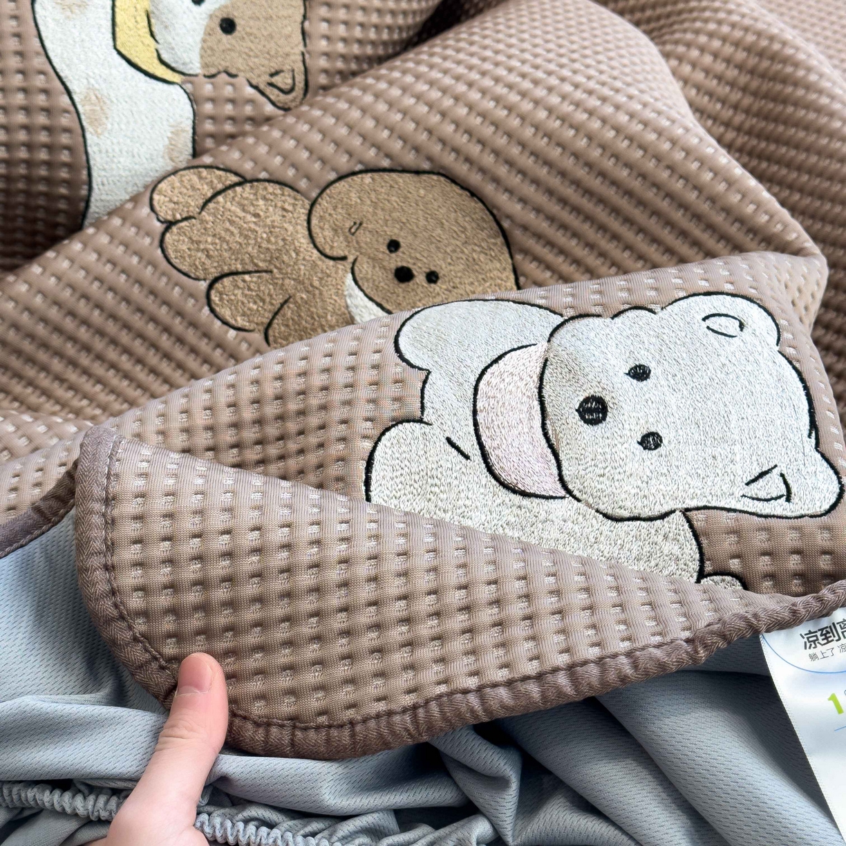 91家纺网 家纺一手货源 找家纺 孩子王家纺 2026春夏新款乙纶冰豆豆凉席凉感值过0.21冰丝席-华夫格绣花空调软席凉席席子 躺躺岛-咖 床笠款