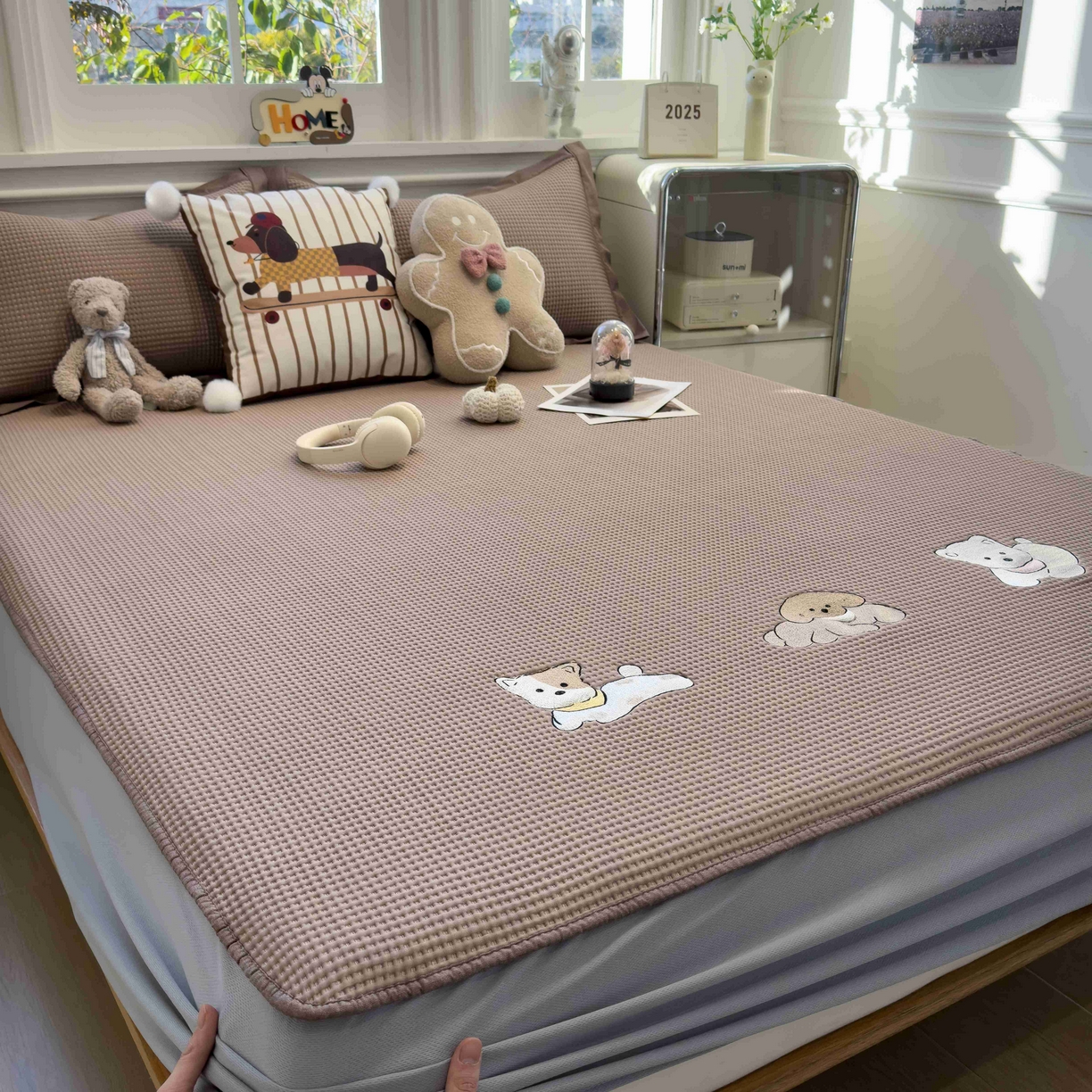 91家纺网 家纺一手货源 找家纺 孩子王家纺 2026春夏新款乙纶冰豆豆凉席凉感值过0.21冰丝席-华夫格绣花空调软席凉席席子 躺躺岛-咖 床笠款