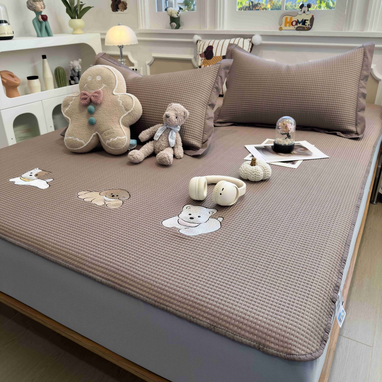 91家纺网 家纺一手货源 找家纺 孩子王家纺 2026春夏新款乙纶冰豆豆凉席凉感值过0.21冰丝席-华夫格绣花空调软席凉席席子 躺躺岛-咖 床笠款