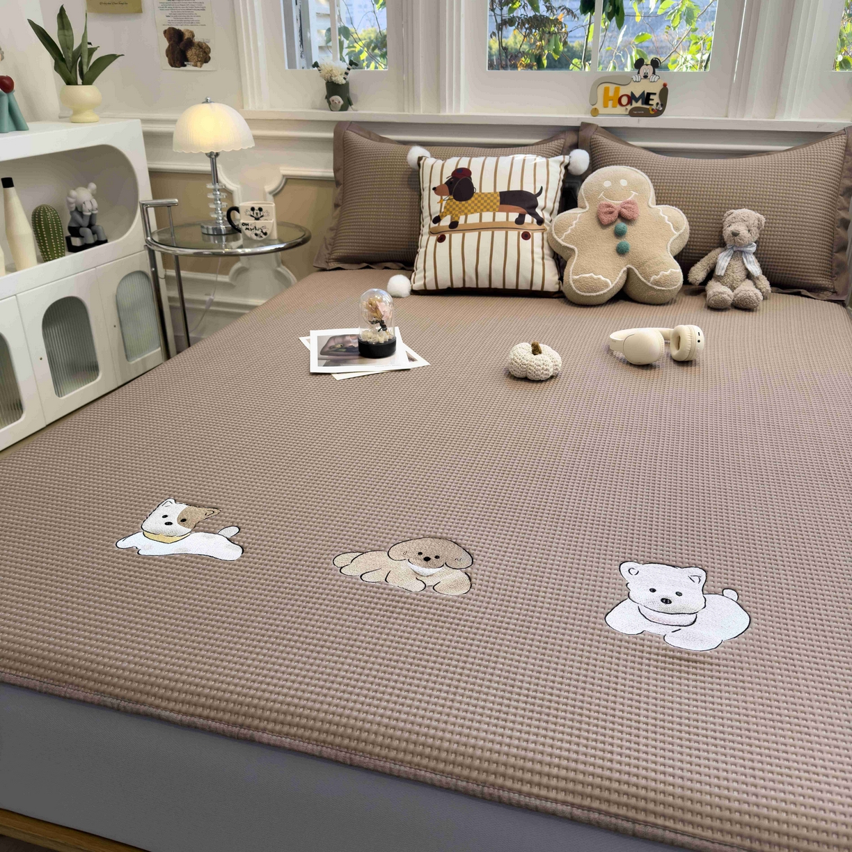 91家纺网 家纺一手货源 找家纺 孩子王家纺 2026春夏新款乙纶冰豆豆凉席凉感值过0.21冰丝席-华夫格绣花空调软席凉席席子 躺躺岛-咖 床笠款