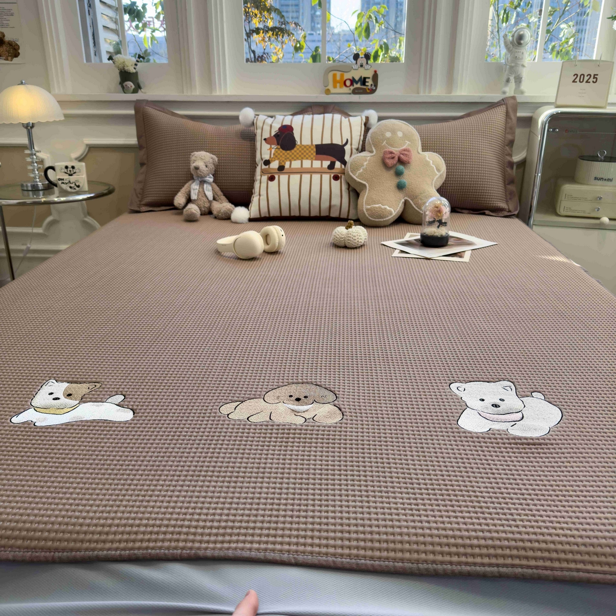 91家纺网 家纺一手货源 找家纺 孩子王家纺 2026春夏新款乙纶冰豆豆凉席凉感值过0.21冰丝席-华夫格绣花空调软席凉席席子 躺躺岛-咖 床笠款