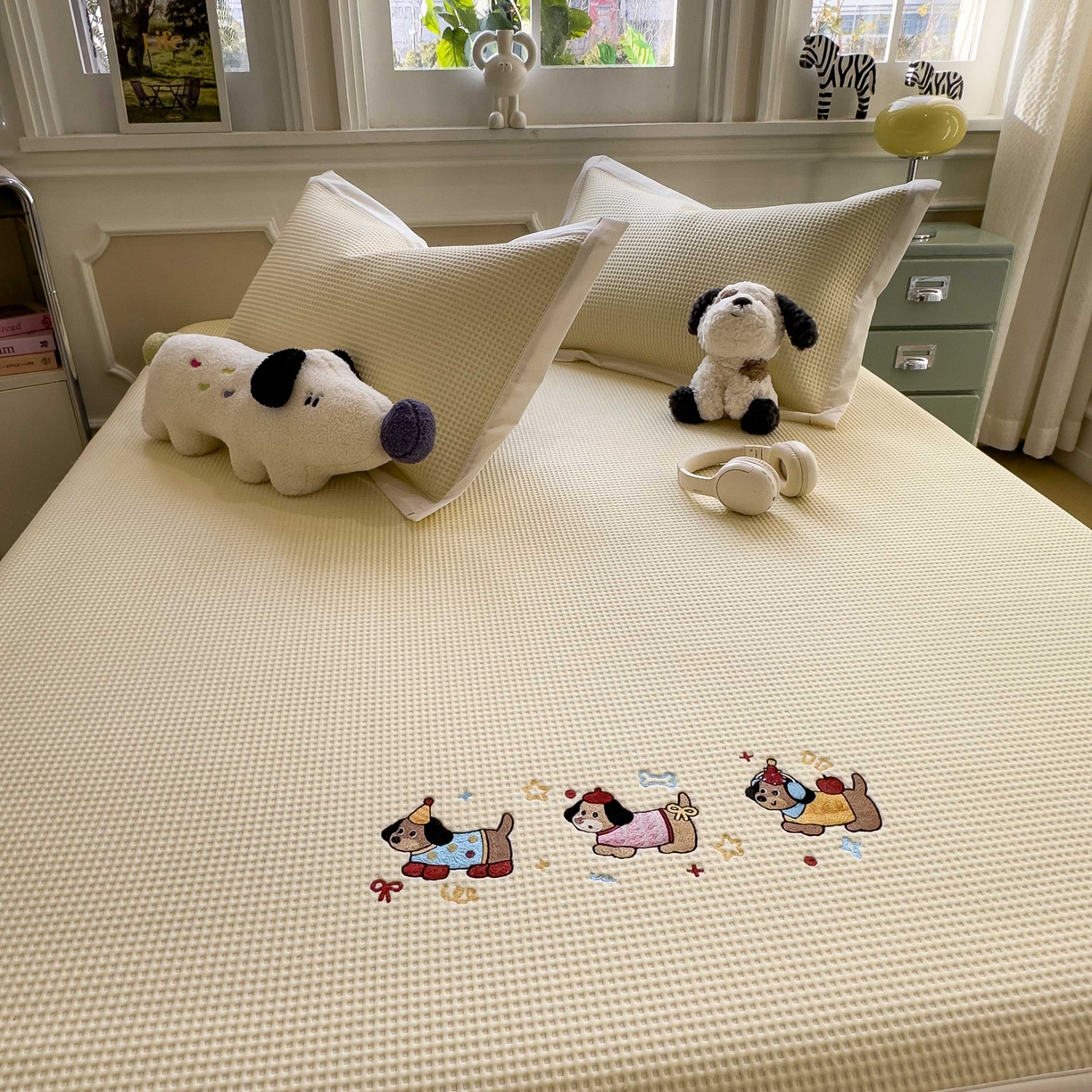 91家纺网 家纺一手货源 找家纺 孩子王家纺 2026春夏新款乙纶冰豆豆凉席凉感值过0.21冰丝席-华夫格绣花空调软席凉席席子 趣味腊肠狗 床笠款