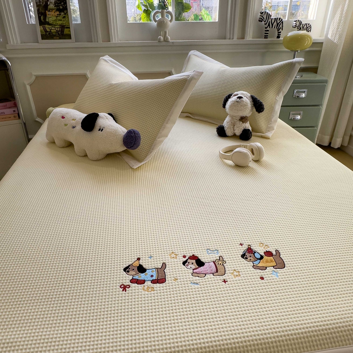 91家纺网 家纺一手货源 找家纺 孩子王家纺 2026春夏新款乙纶冰豆豆凉席凉感值过0.21冰丝席-华夫格绣花空调软席凉席席子 趣味腊肠狗 床笠款