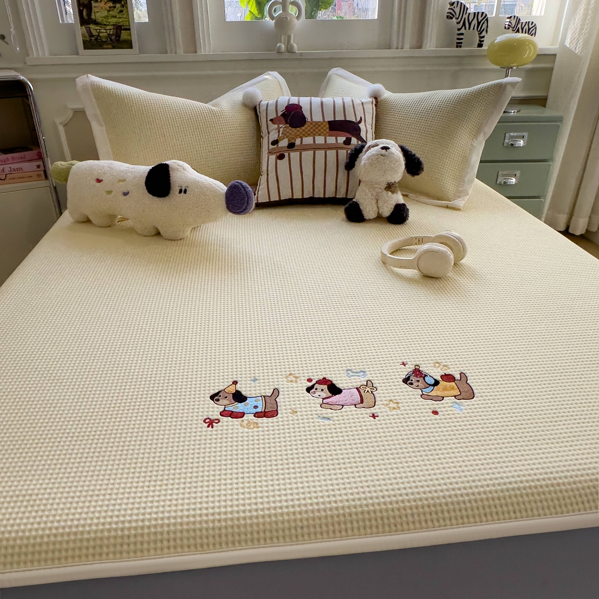 91家纺网 家纺一手货源 找家纺 孩子王家纺 2026春夏新款乙纶冰豆豆凉席凉感值过0.21冰丝席-华夫格绣花空调软席凉席席子 趣味腊肠狗 床笠款