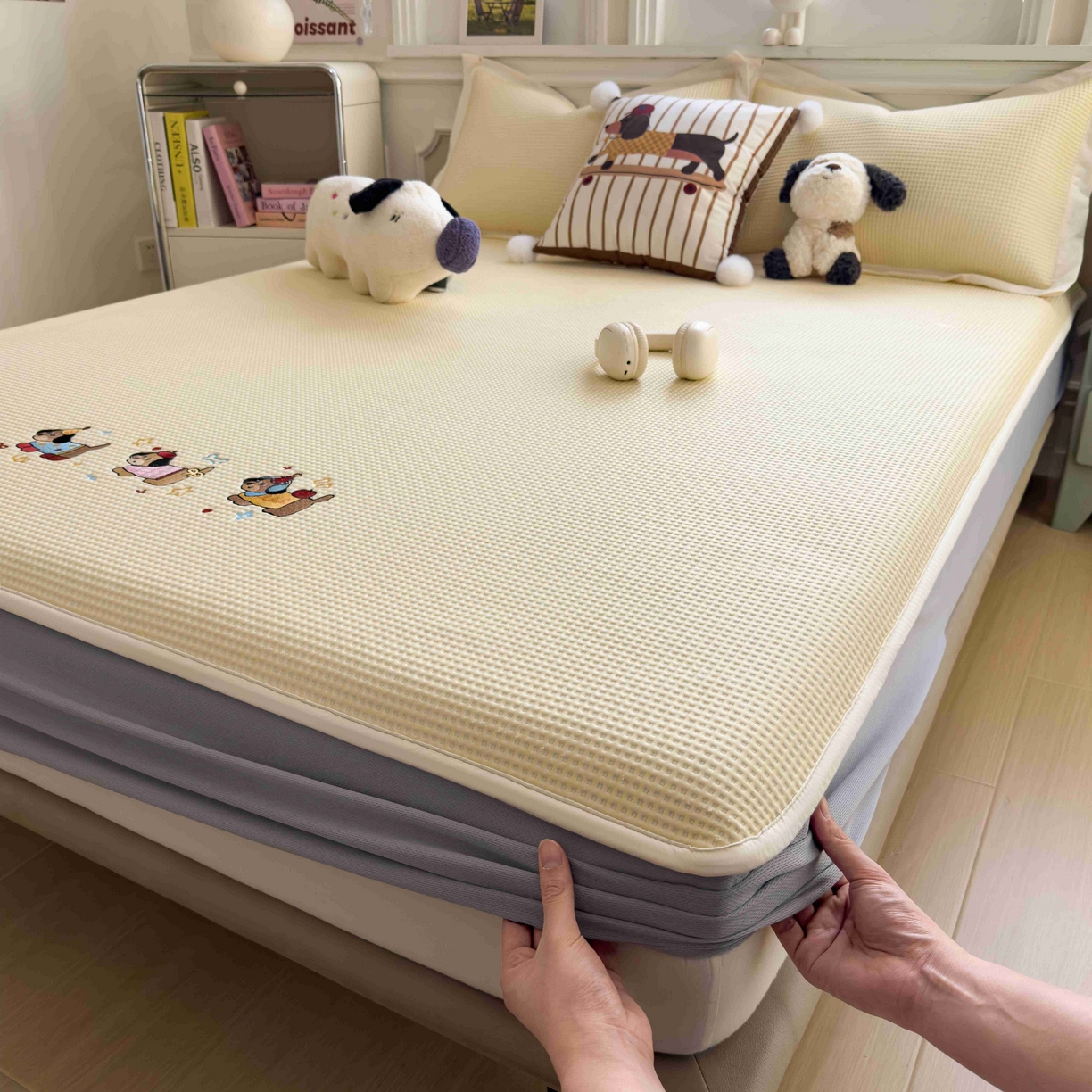 91家纺网 家纺一手货源 找家纺 孩子王家纺 2026春夏新款乙纶冰豆豆凉席凉感值过0.21冰丝席-华夫格绣花空调软席凉席席子 趣味腊肠狗 床笠款