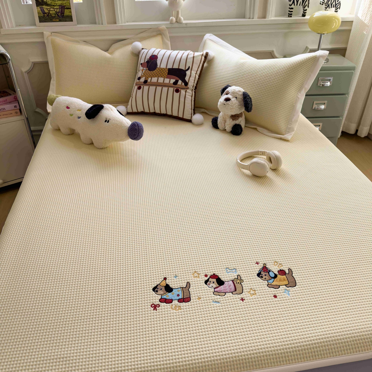 91家纺网 家纺一手货源 找家纺 孩子王家纺 2026春夏新款乙纶冰豆豆凉席凉感值过0.21冰丝席-华夫格绣花空调软席凉席席子 趣味腊肠狗 床笠款