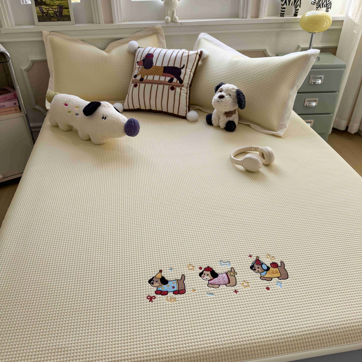 91家纺网 家纺一手货源 找家纺 孩子王家纺 2026春夏新款乙纶冰豆豆凉席凉感值过0.21冰丝席-华夫格绣花空调软席凉席席子 趣味腊肠狗 床笠款