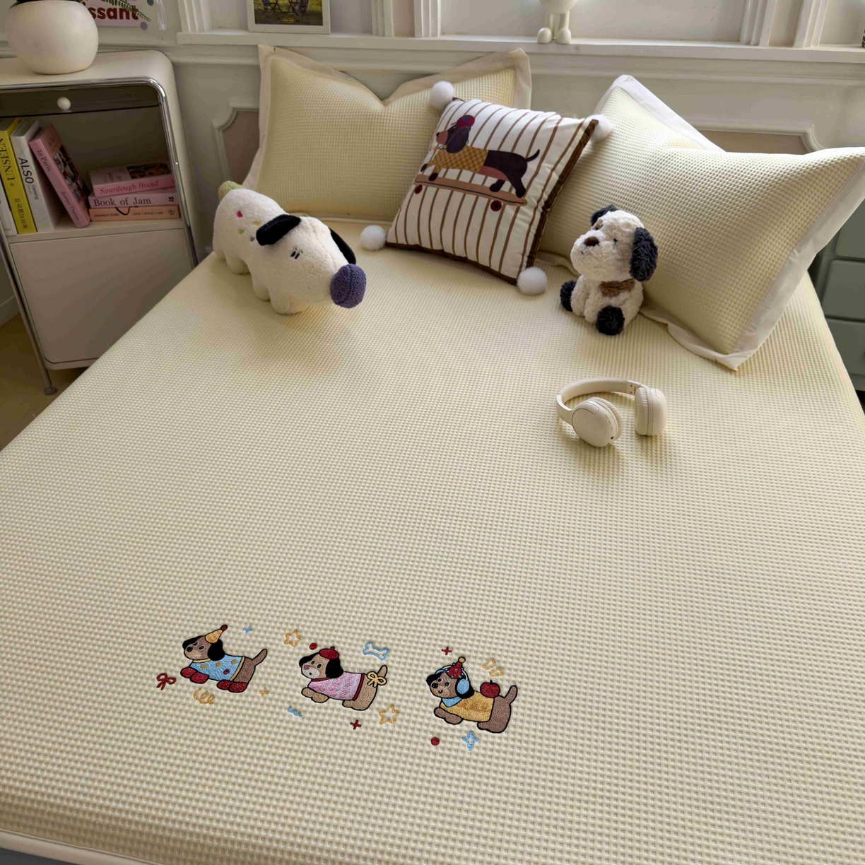 91家纺网 家纺一手货源 找家纺 孩子王家纺 2026春夏新款乙纶冰豆豆凉席凉感值过0.21冰丝席-华夫格绣花空调软席凉席席子 趣味腊肠狗 床笠款