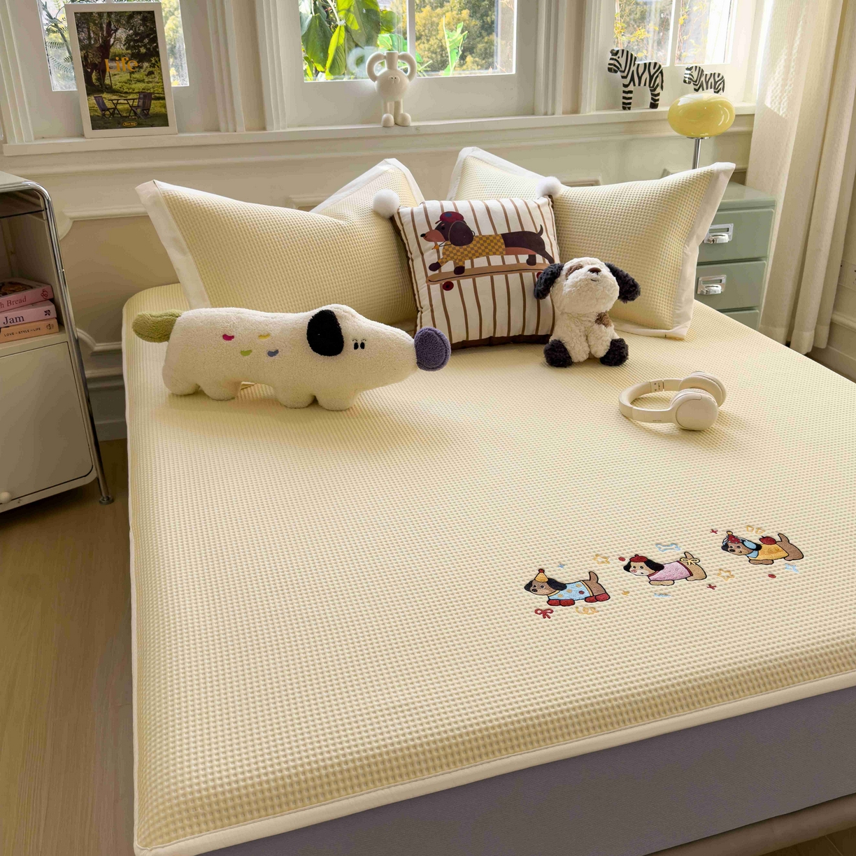 91家纺网 家纺一手货源 找家纺 孩子王家纺 2026春夏新款乙纶冰豆豆凉席凉感值过0.21冰丝席-华夫格绣花空调软席凉席席子 趣味腊肠狗 床笠款