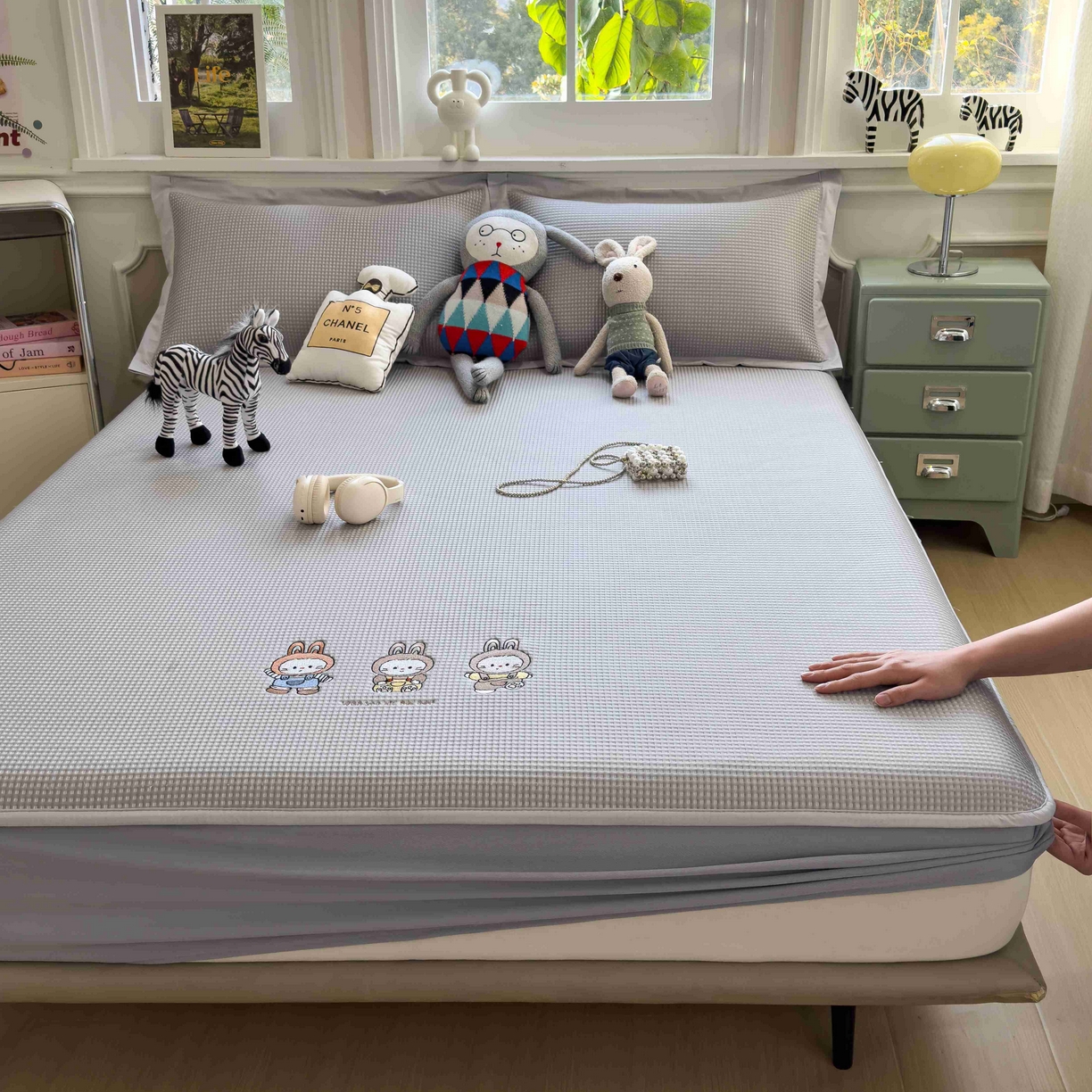 91家纺网 家纺一手货源 找家纺 孩子王家纺 2026春夏新款乙纶冰豆豆凉席凉感值过0.21冰丝席-华夫格绣花空调软席凉席席子 兔免星人 床笠款