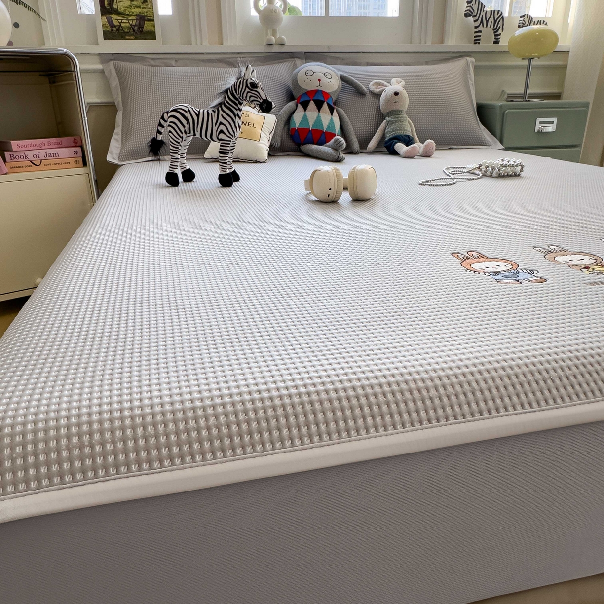 91家纺网 家纺一手货源 找家纺 孩子王家纺 2026春夏新款乙纶冰豆豆凉席凉感值过0.21冰丝席-华夫格绣花空调软席凉席席子 兔免星人 床笠款