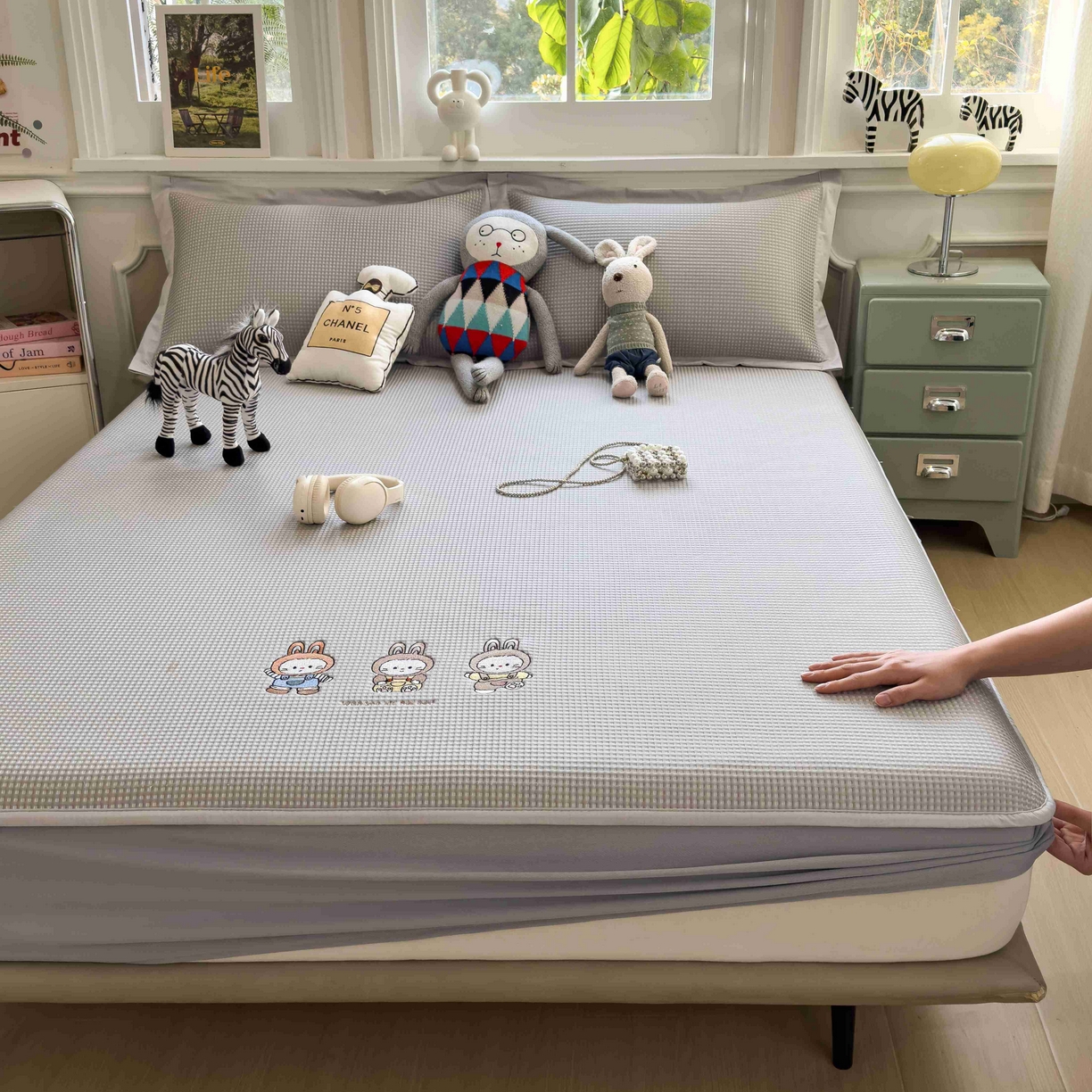 91家纺网 家纺一手货源 找家纺 孩子王家纺 2026春夏新款乙纶冰豆豆凉席凉感值过0.21冰丝席-华夫格绣花空调软席凉席席子 兔免星人 床笠款