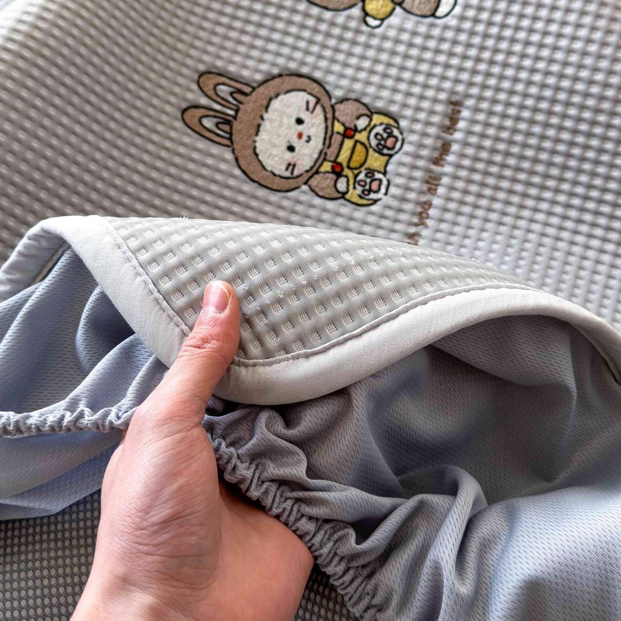 91家纺网 家纺一手货源 找家纺 孩子王家纺 2026春夏新款乙纶冰豆豆凉席凉感值过0.21冰丝席-华夫格绣花空调软席凉席席子 兔免星人 床笠款