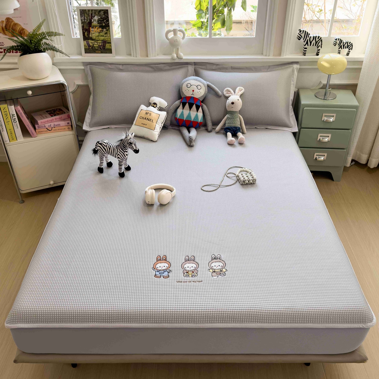 91家纺网 家纺一手货源 找家纺 孩子王家纺 2026春夏新款乙纶冰豆豆凉席凉感值过0.21冰丝席-华夫格绣花空调软席凉席席子 兔免星人 床笠款