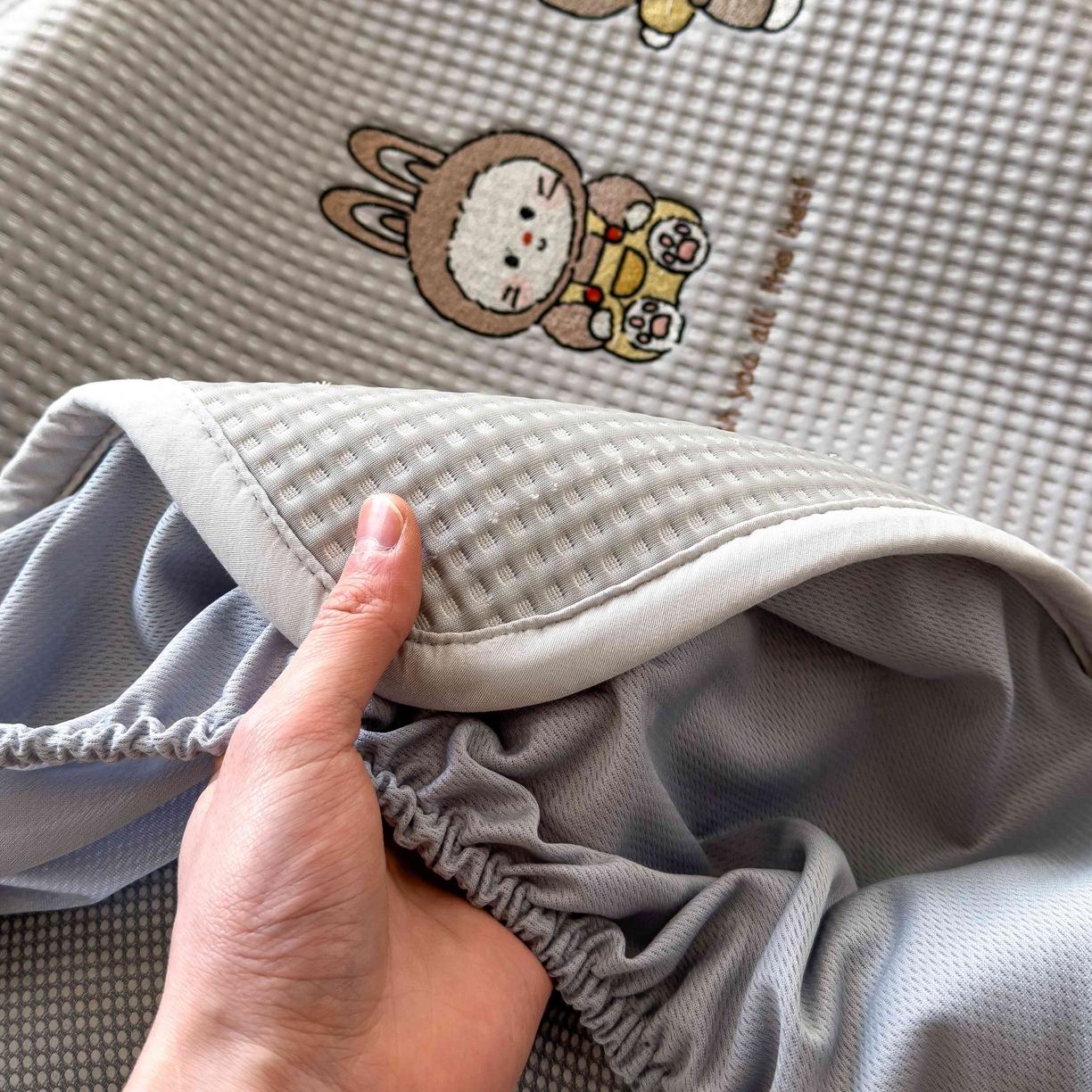 91家纺网 家纺一手货源 找家纺 孩子王家纺 2026春夏新款乙纶冰豆豆凉席凉感值过0.21冰丝席-华夫格绣花空调软席凉席席子 兔免星人 床笠款