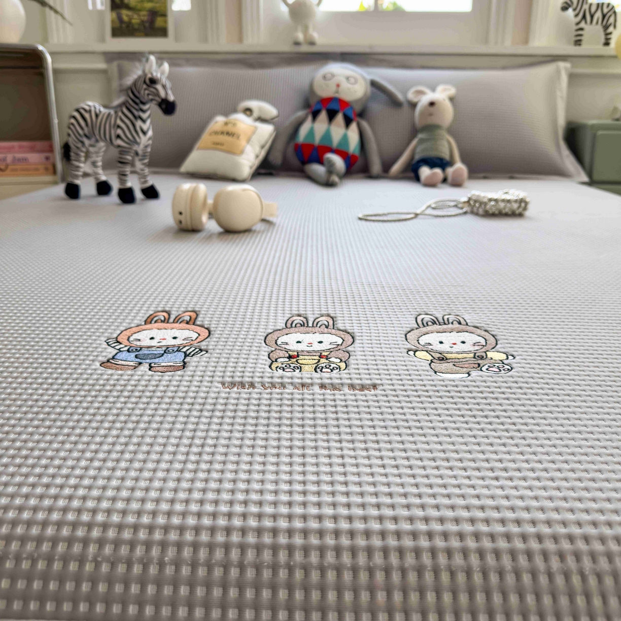 91家纺网 家纺一手货源 找家纺 孩子王家纺 2026春夏新款乙纶冰豆豆凉席凉感值过0.21冰丝席-华夫格绣花空调软席凉席席子 兔免星人 床笠款