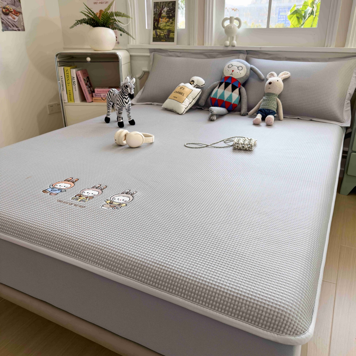 91家纺网 家纺一手货源 找家纺 孩子王家纺 2026春夏新款乙纶冰豆豆凉席凉感值过0.21冰丝席-华夫格绣花空调软席凉席席子 兔免星人 床笠款