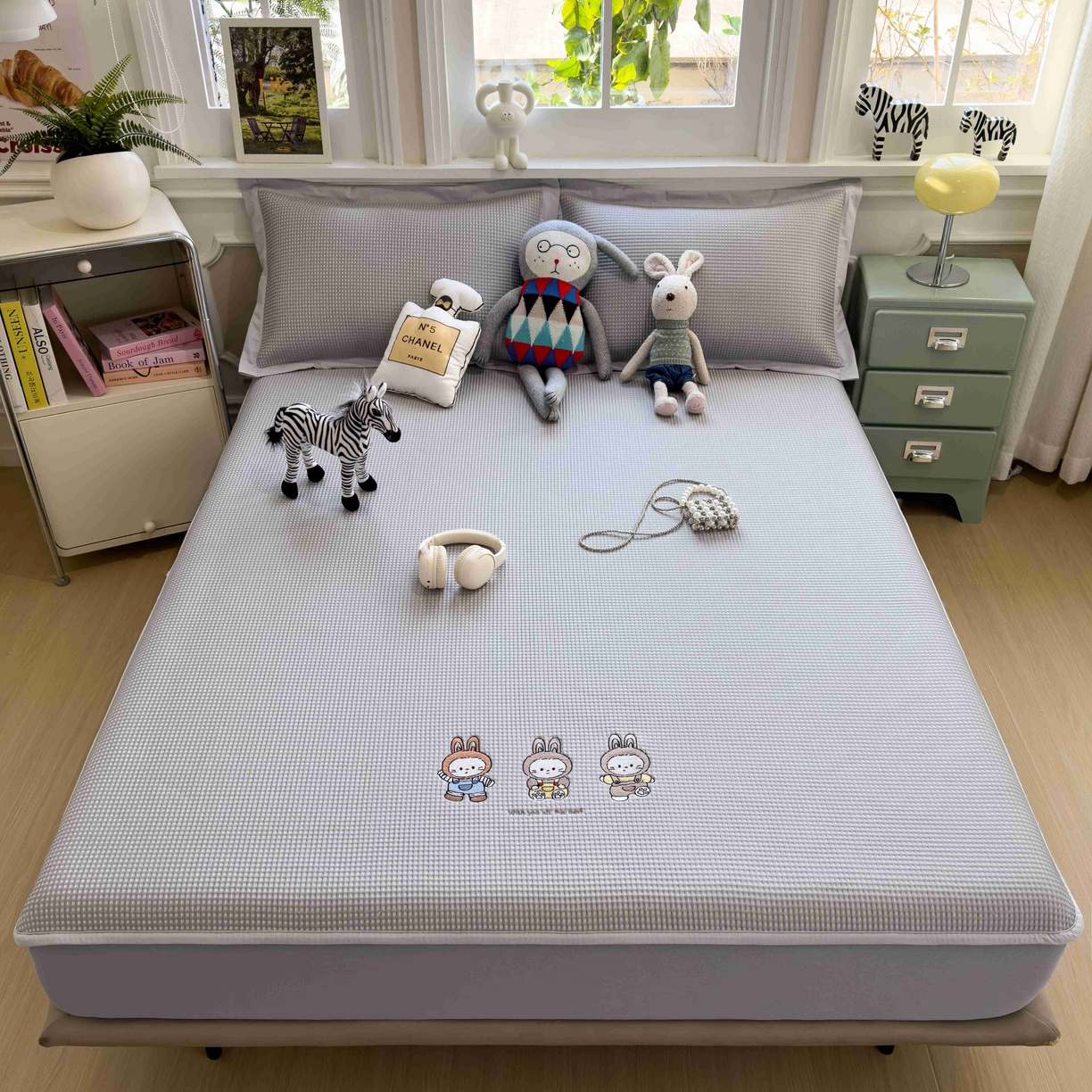 91家纺网 家纺一手货源 找家纺 孩子王家纺 2026春夏新款乙纶冰豆豆凉席凉感值过0.21冰丝席-华夫格绣花空调软席凉席席子 兔免星人 床笠款