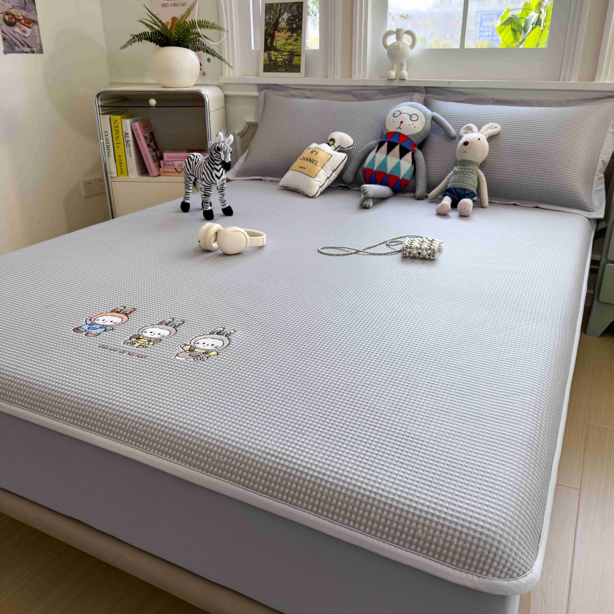 91家纺网 家纺一手货源 找家纺 孩子王家纺 2026春夏新款乙纶冰豆豆凉席凉感值过0.21冰丝席-华夫格绣花空调软席凉席席子 兔免星人 床笠款