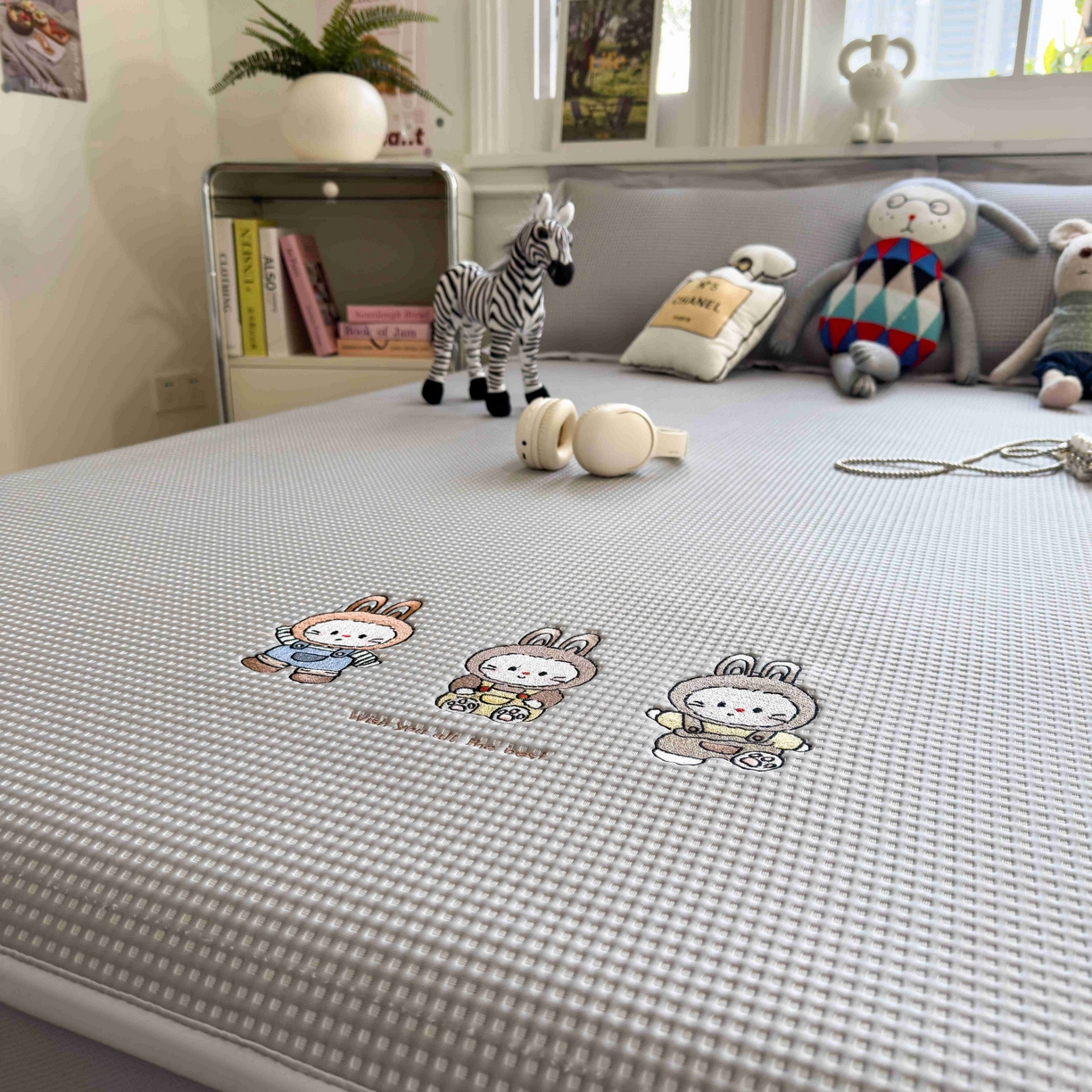 91家纺网 家纺一手货源 找家纺 孩子王家纺 2026春夏新款乙纶冰豆豆凉席凉感值过0.21冰丝席-华夫格绣花空调软席凉席席子 兔免星人 床笠款