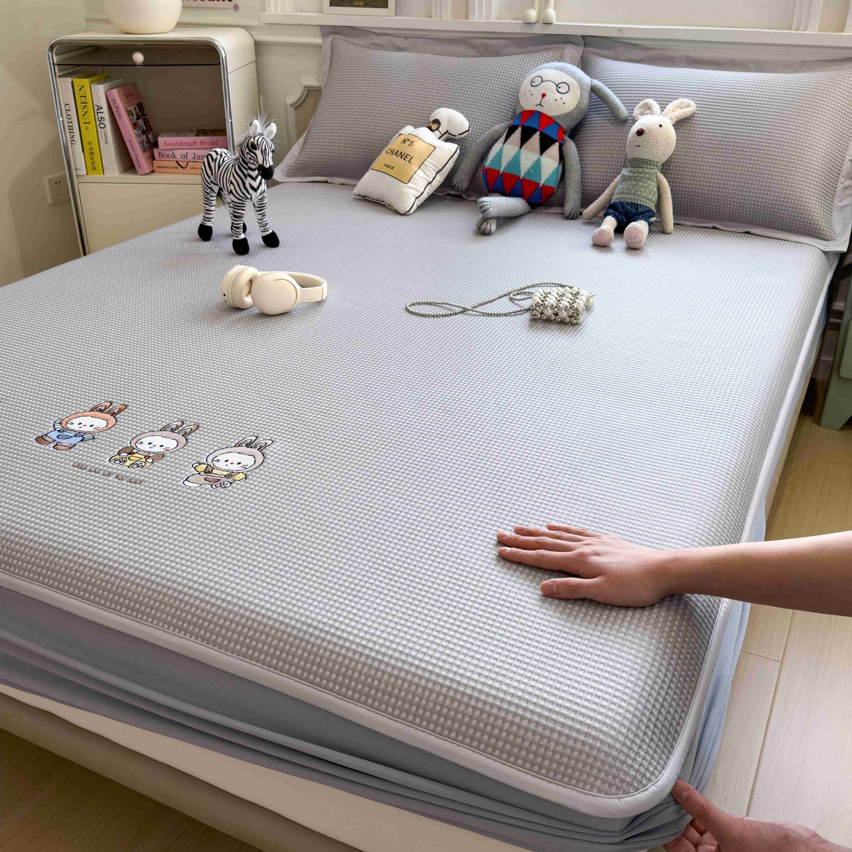 91家纺网 家纺一手货源 找家纺 孩子王家纺 2026春夏新款乙纶冰豆豆凉席凉感值过0.21冰丝席-华夫格绣花空调软席凉席席子 兔免星人 床笠款