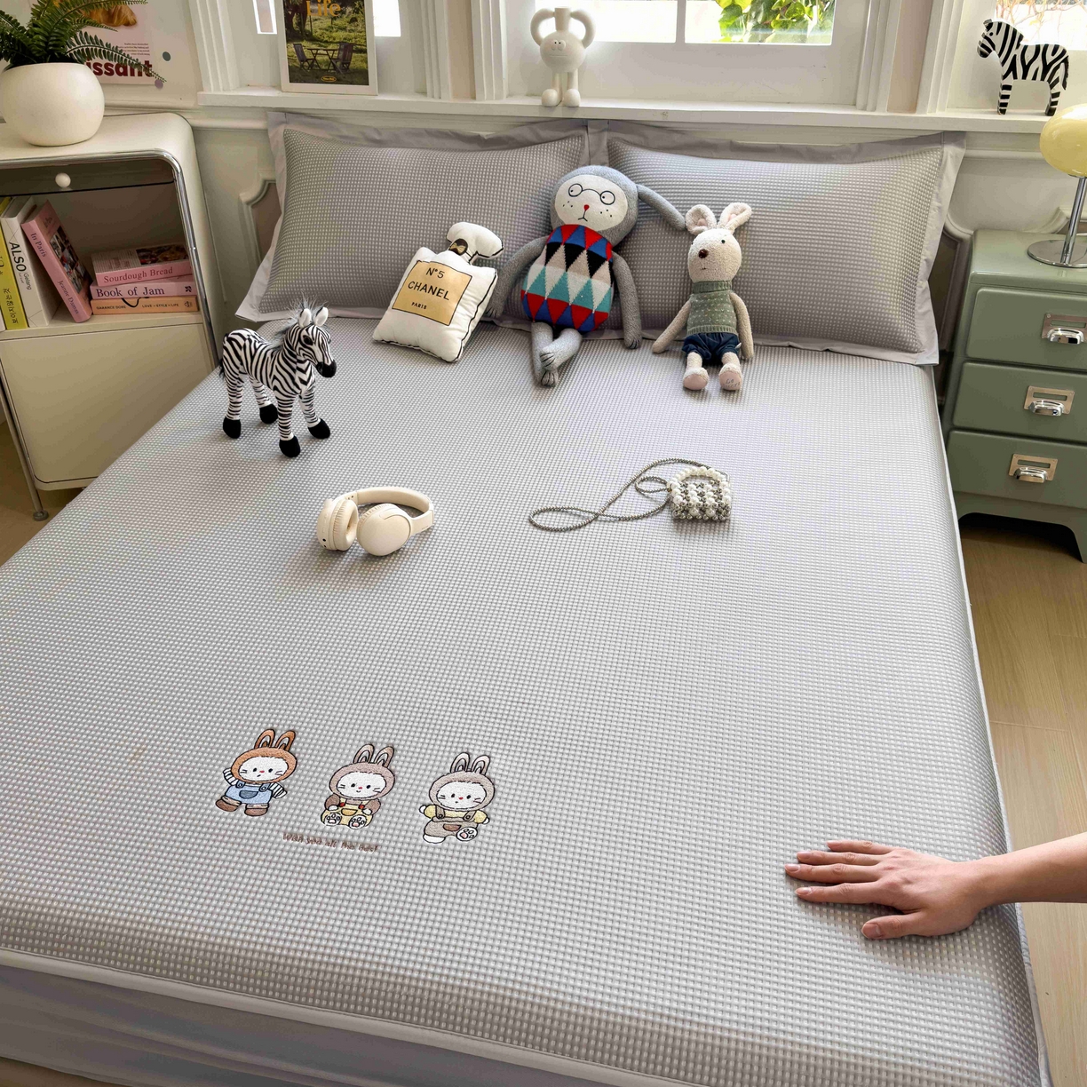 91家纺网 家纺一手货源 找家纺 孩子王家纺 2026春夏新款乙纶冰豆豆凉席凉感值过0.21冰丝席-华夫格绣花空调软席凉席席子 兔免星人 床笠款