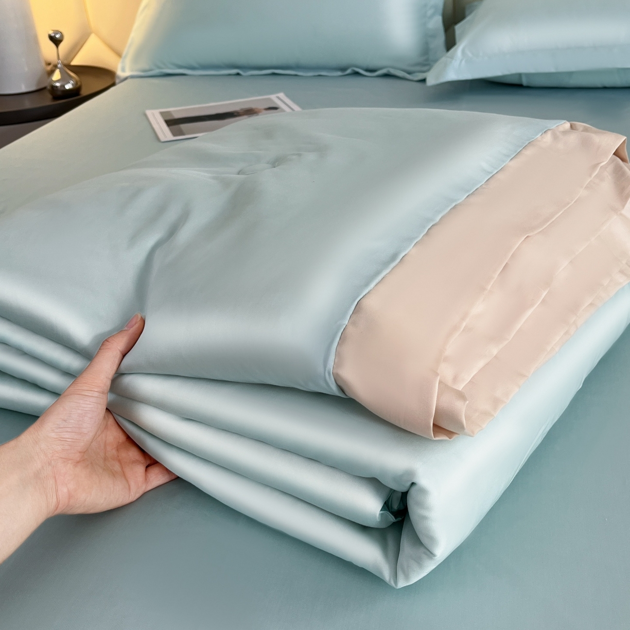 91家纺网 家纺一手货源 找家纺 蕾诺家纺 2026新款水洗真丝夏被纯色宽边夏被 水洗真丝-繁星蓝