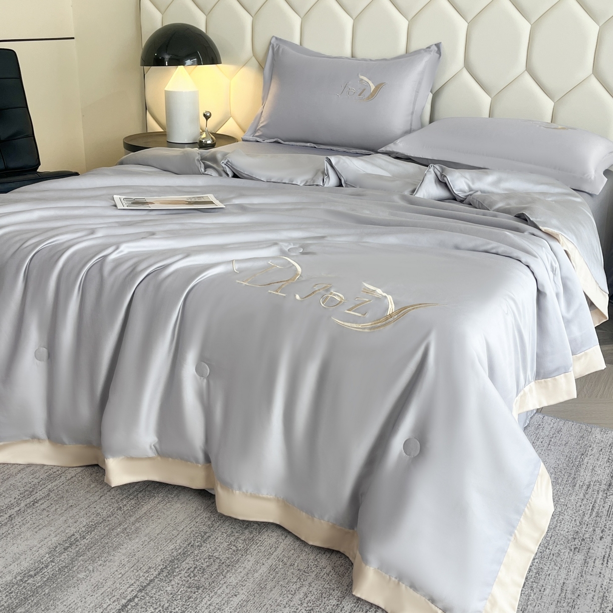 91家纺网 家纺一手货源 找家纺 蕾诺家纺 2026新款水洗真丝夏被纯色宽边夏被 水洗真丝-梦幻银