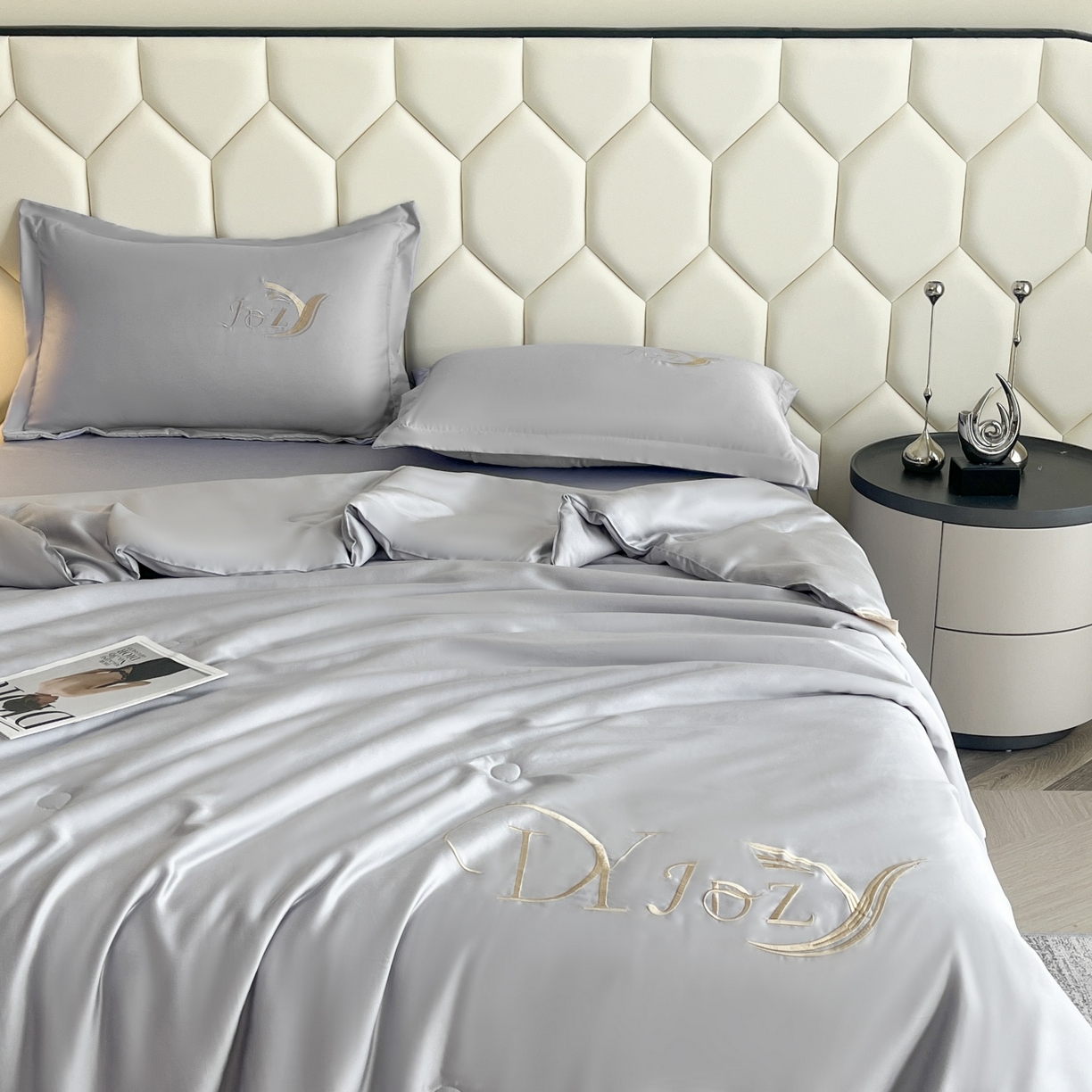 91家纺网 家纺一手货源 找家纺 蕾诺家纺 2026新款水洗真丝夏被纯色宽边夏被 水洗真丝-梦幻银