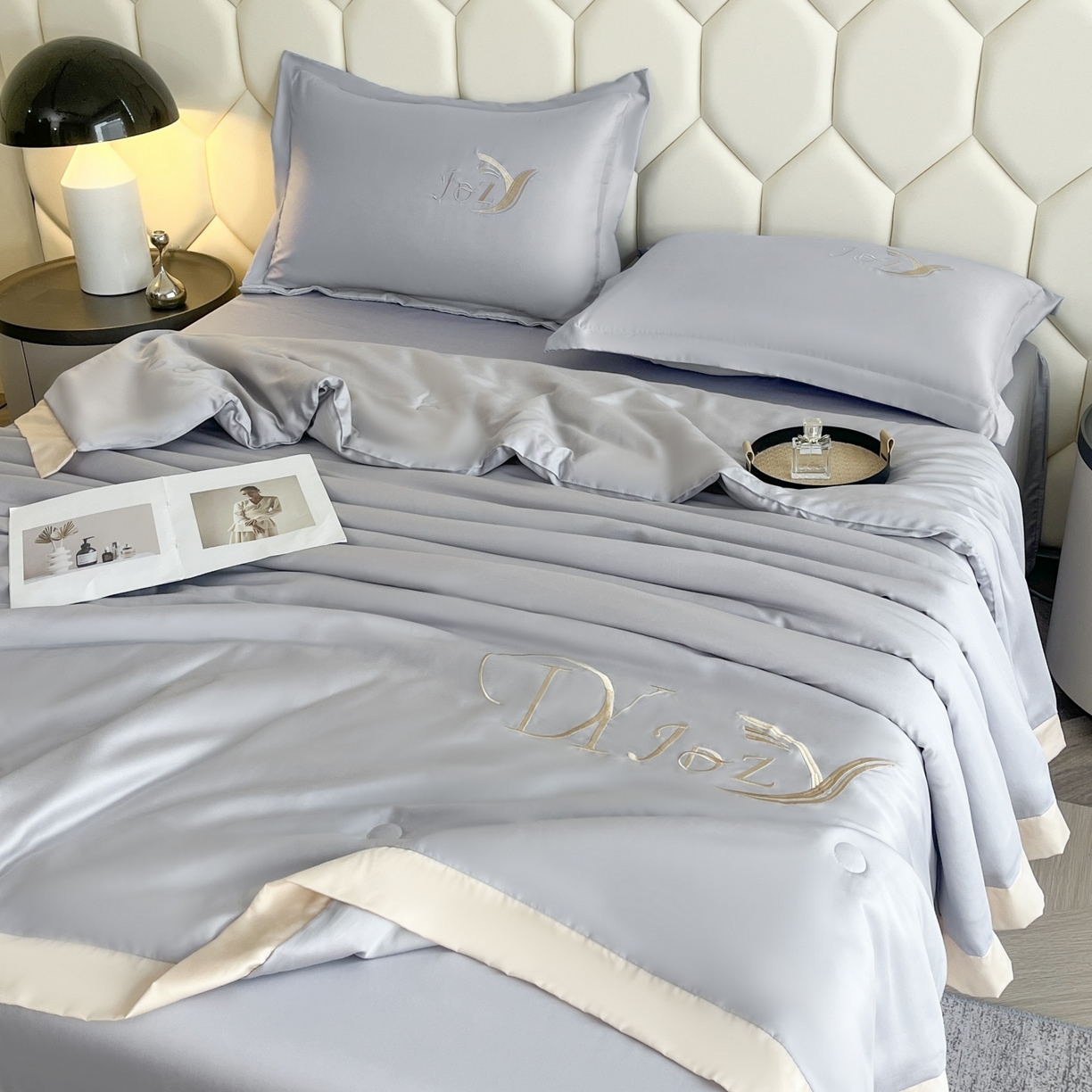 91家纺网 家纺一手货源 找家纺 蕾诺家纺 2026新款水洗真丝夏被纯色宽边夏被 水洗真丝-梦幻银