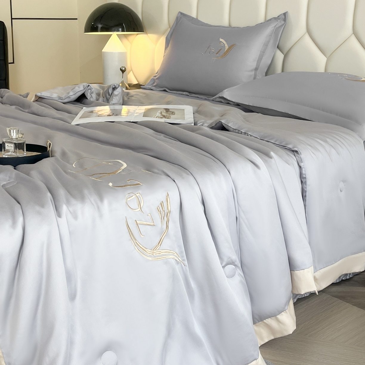 91家纺网 家纺一手货源 找家纺 蕾诺家纺 2026新款水洗真丝夏被纯色宽边夏被 水洗真丝-梦幻银