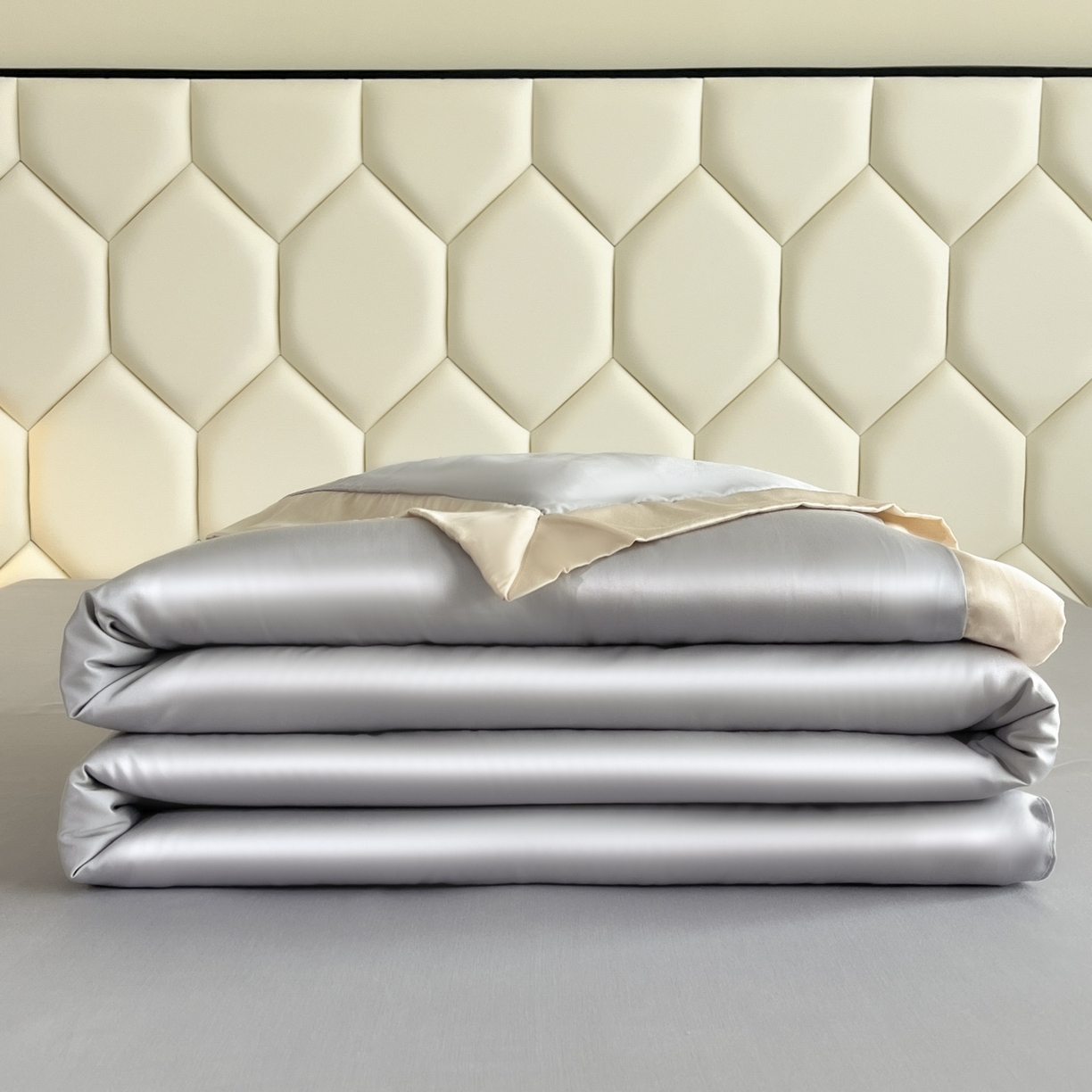 91家纺网 家纺一手货源 找家纺 蕾诺家纺 2026新款水洗真丝夏被纯色宽边夏被 水洗真丝-梦幻银