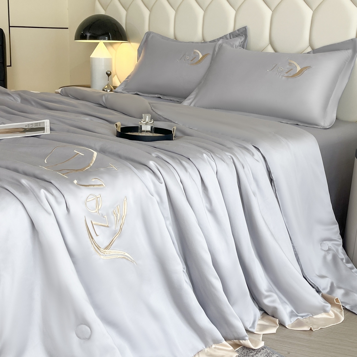 91家纺网 家纺一手货源 找家纺 蕾诺家纺 2026新款水洗真丝夏被纯色宽边夏被 水洗真丝-梦幻银