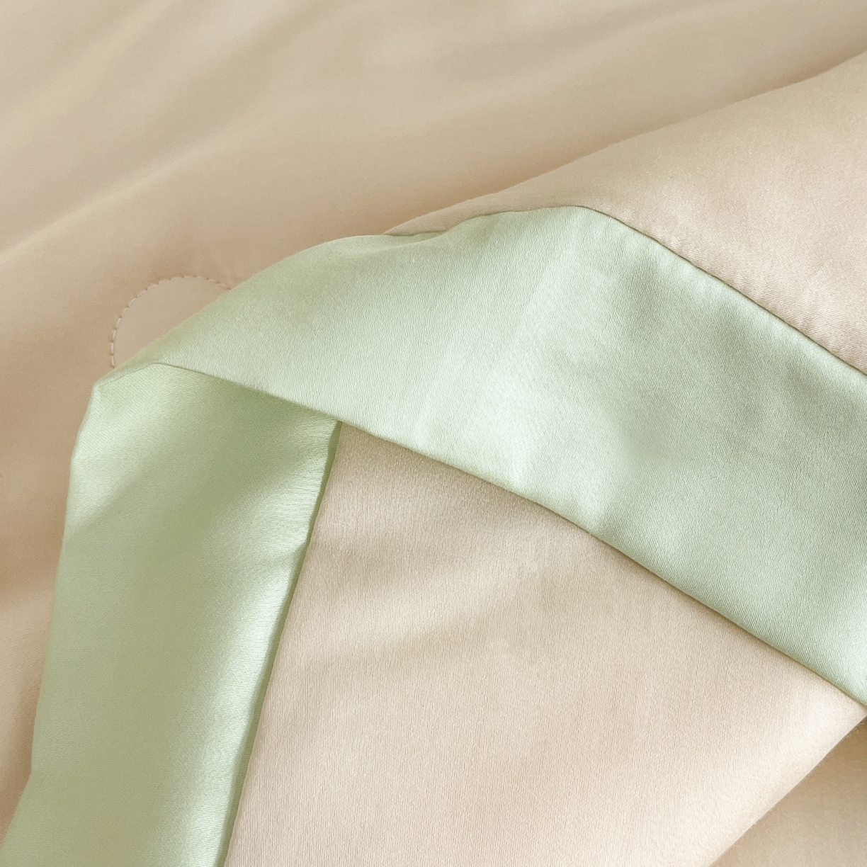 91家纺网 家纺一手货源 找家纺 蕾诺家纺 2026新款水洗真丝夏被纯色宽边夏被 水洗真丝-香槟金