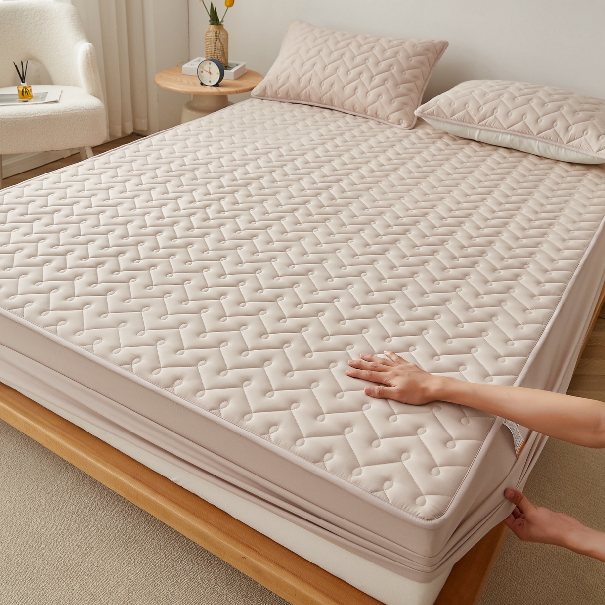 91家纺网 家纺一手货源 找家纺 （总）蕾诺家纺 2026新款纯棉全包裹床罩防滑防尘夹棉床笠-波浪纹