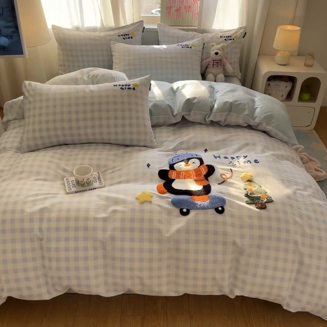 91家纺网 家纺一手货源 找家纺 涵宸家纺 2026新款全棉印花毛巾绣四件套 活力企鹅