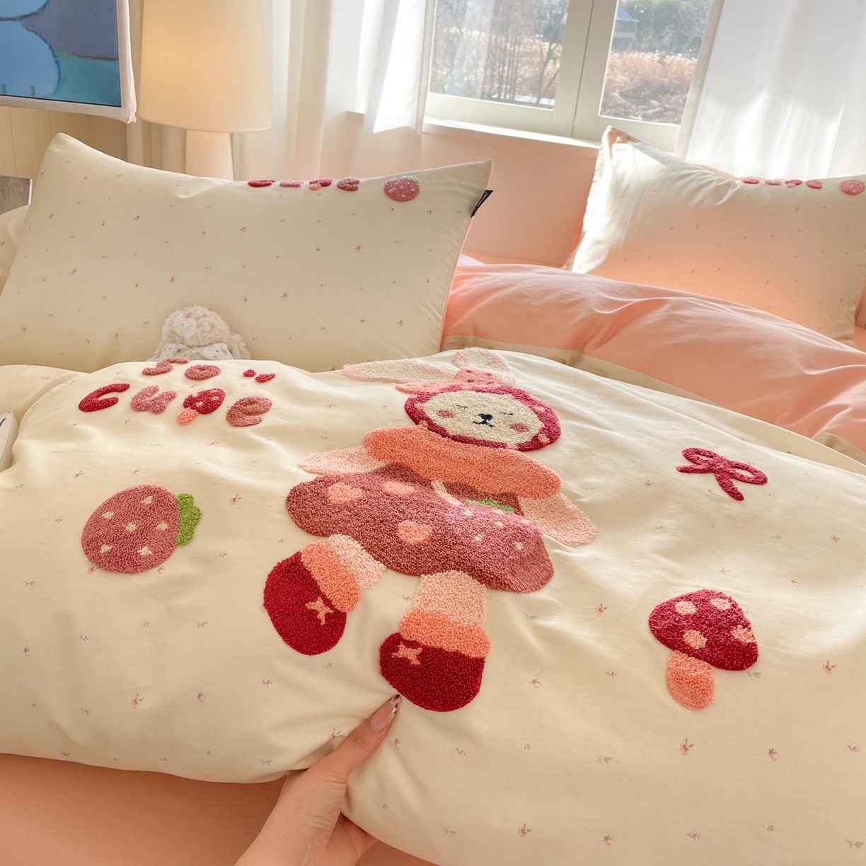 91家纺网 家纺一手货源 找家纺 涵宸家纺 2026新款全棉印花毛巾绣四件套 甜心兔