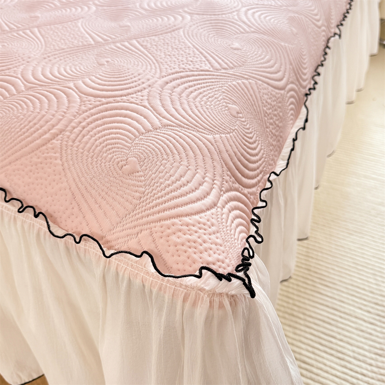 91家纺网 家纺一手货源 找家纺 优贝家纺 2026新款-高克重PE聚乙中分子提花刺绣法式花边复合凉感软席 蝶恋-蜜桃粉